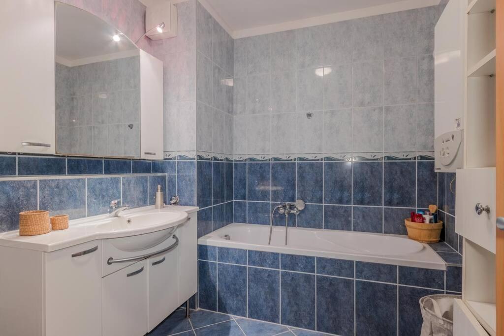 Cosy Pet-friendly Flat W Balcony @ Orczy Garden Appartement